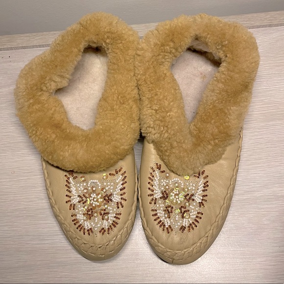 Hand beaded moccasins - Picture 1 of 10
